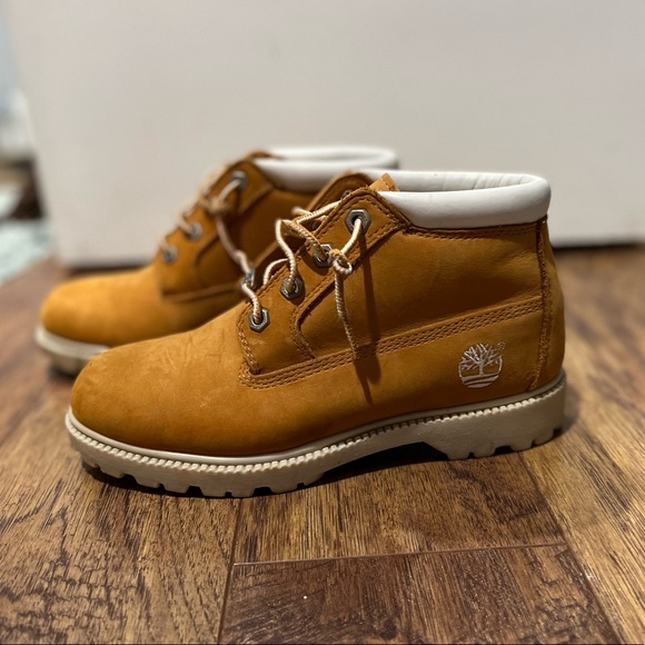 Women’s white trimmed Timberline boots - Picture 2 of 6